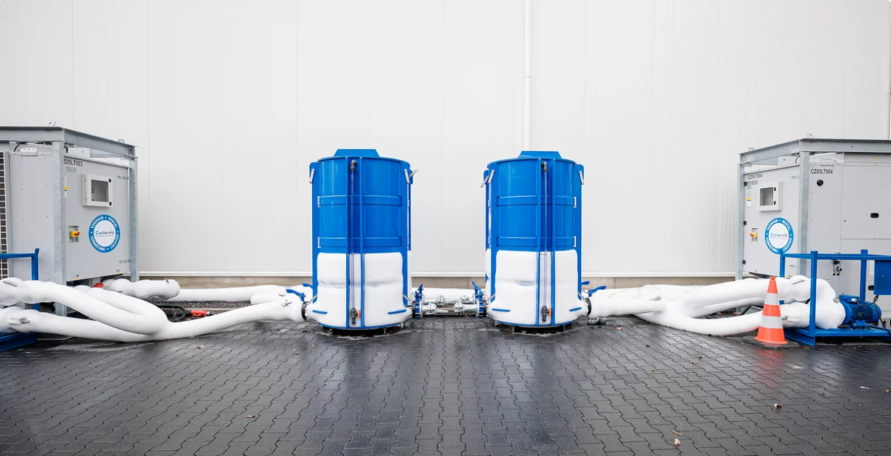 De twee 50 kW low temp huur chillers naast de nieuwe hallen.