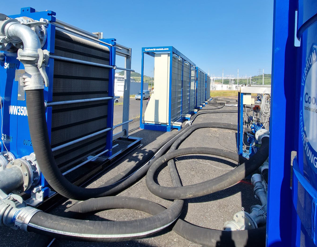 Energy-efficient rental heat exchangers combined with dry coolers.