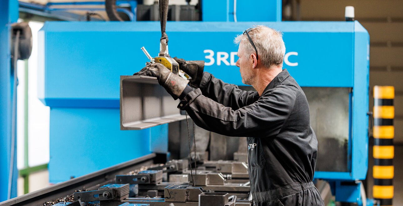 Precisiewerk met computergestuurde CNC freesmachines.