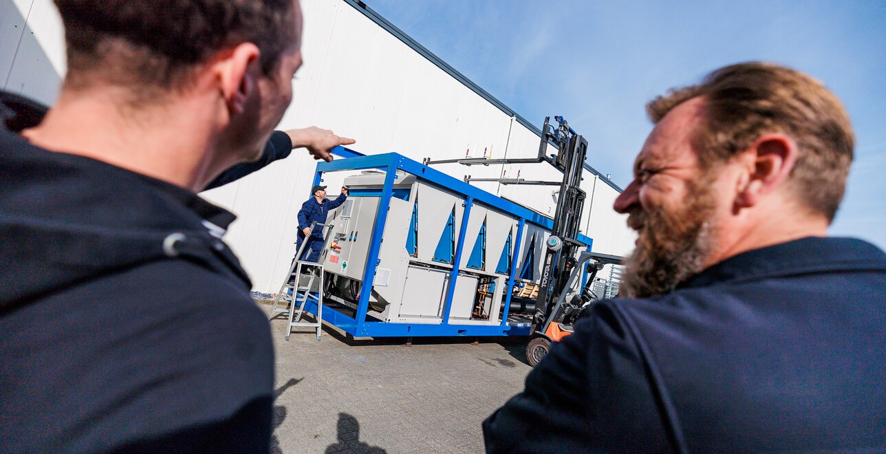 Assemblage d'un groupe froid dans une structure robuste