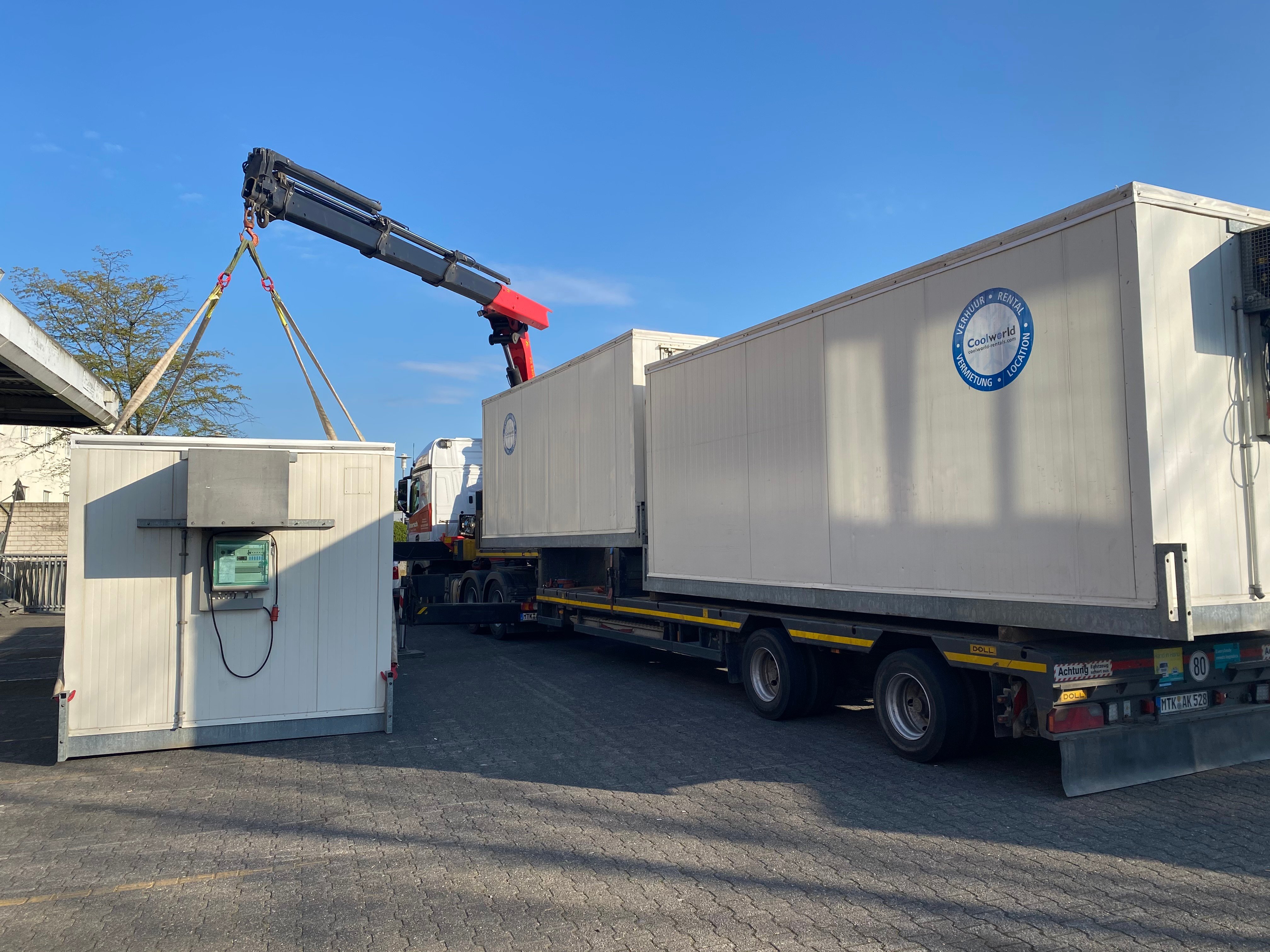 _cold store_koelcel_Kuehlzelle_chambre froide delivery with truck