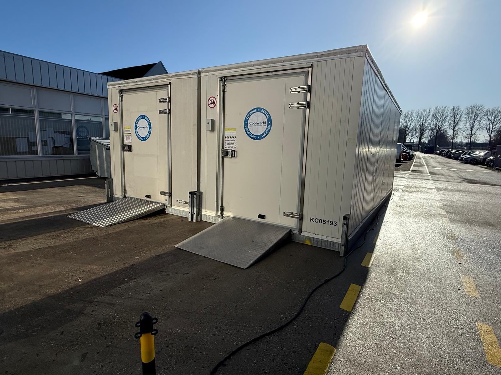 Zwei mobile Temperierzellen mit Rampe auf Firmengelände