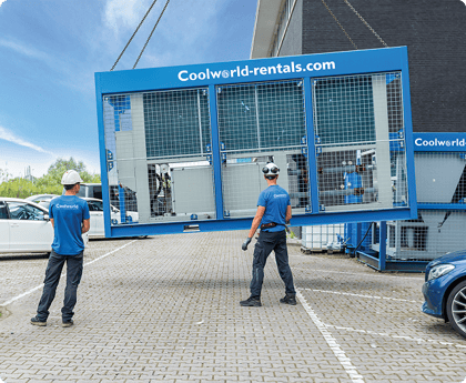 Coolworld-Techniker installieren HLK-Produkt mit Kran auf Industriegelände