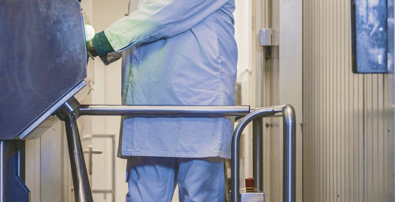 Respect de toutes les mesures liées aux normes d'hygiène avant d'entrer dans le hall de production